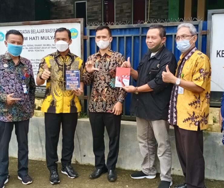 BUPATI BATANG KUNJUNGI TBM JENDELA HATI UNTUK MENINJAU PARA PENJAHIT